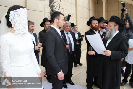 В Днепропетровском еврейском центре «Менора» прошла грандиозная церемония еврейского бракосочетания.